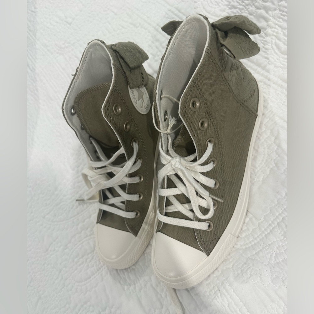 Chuck Taylor Bow High-Top Sneakers size 8. NEW